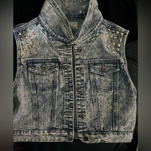 Acid wash Jean jacket with detailed spikes on front shoulder.